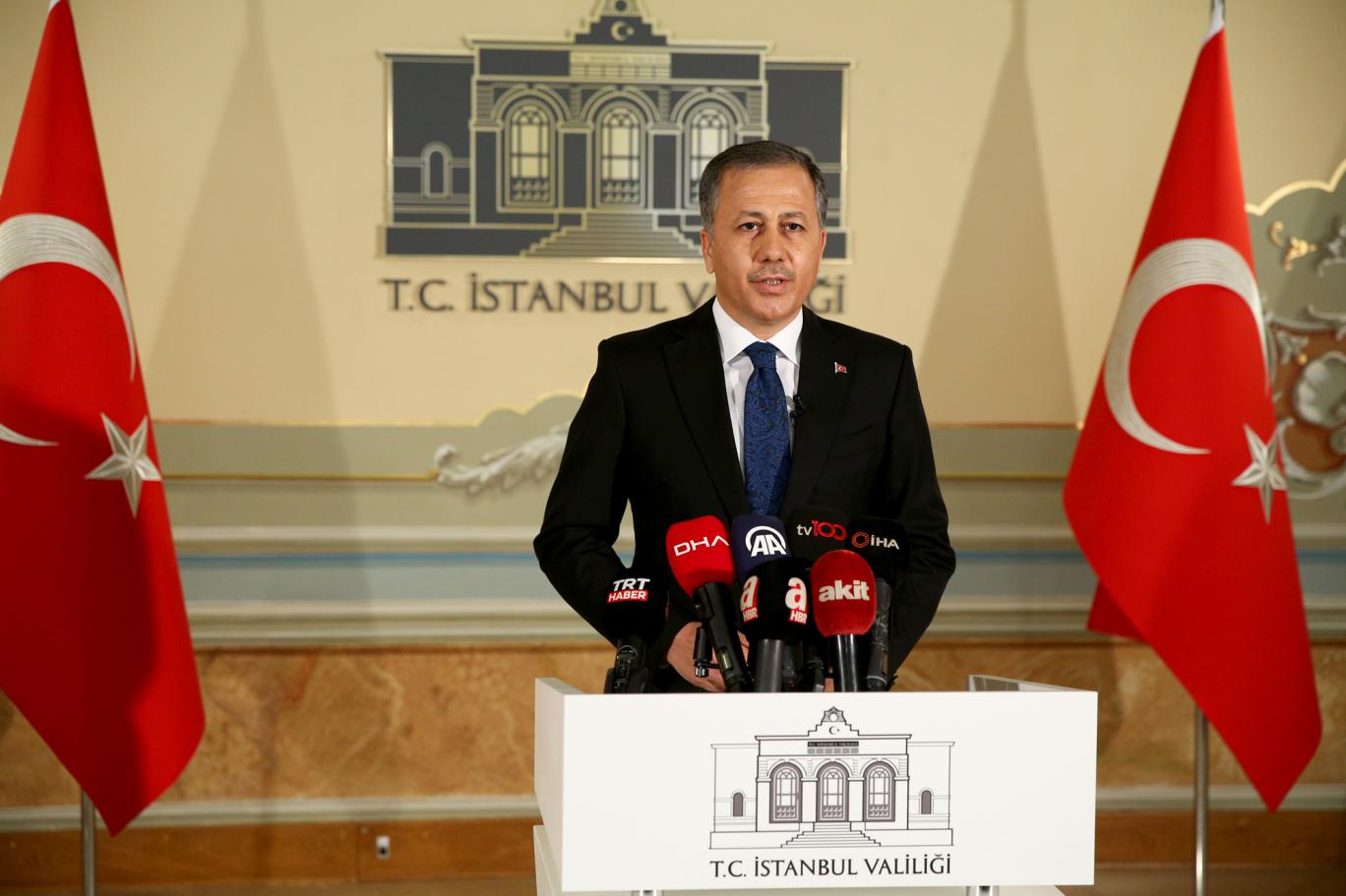 İçişleri Bakanı Yerlikaya duyurdu! 6 ülkede kırmızı bültenle aranan 10 şahıs yakalandı!