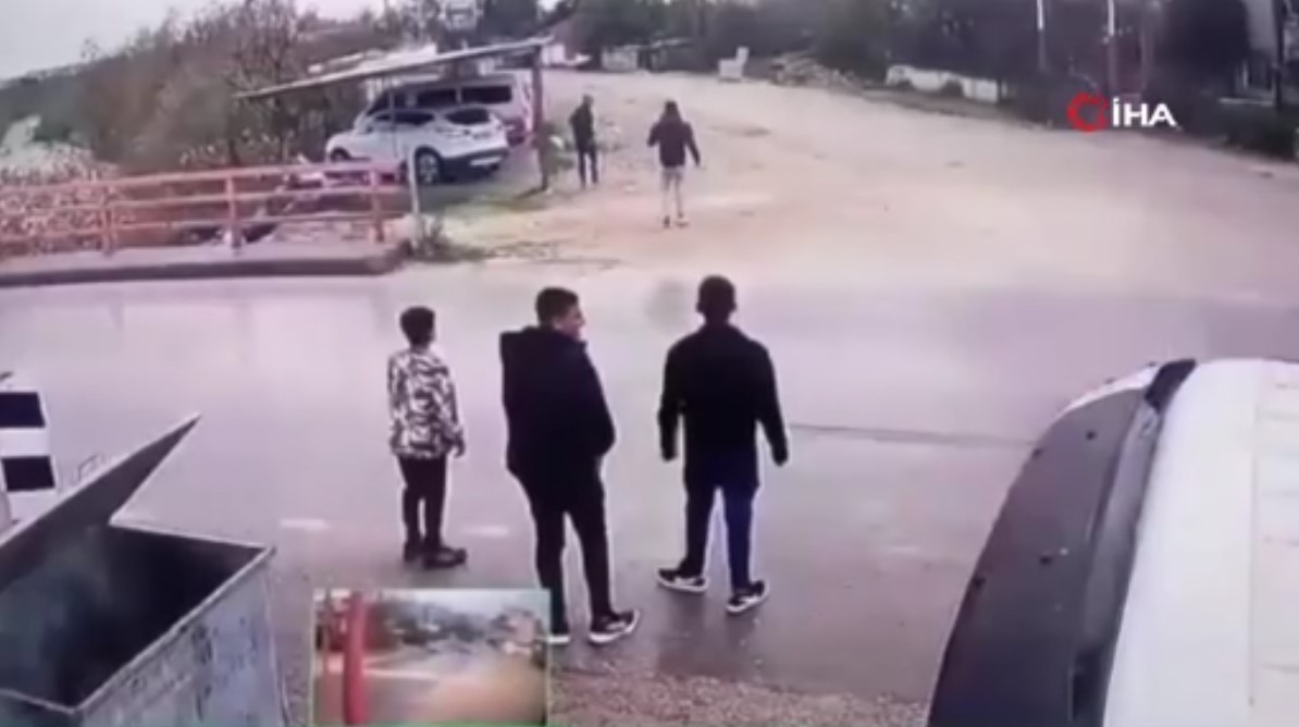 Antalya’da ilginç görüntüler! Yolun karşısına geçmek isteyen adama araba değil koç çarptı!