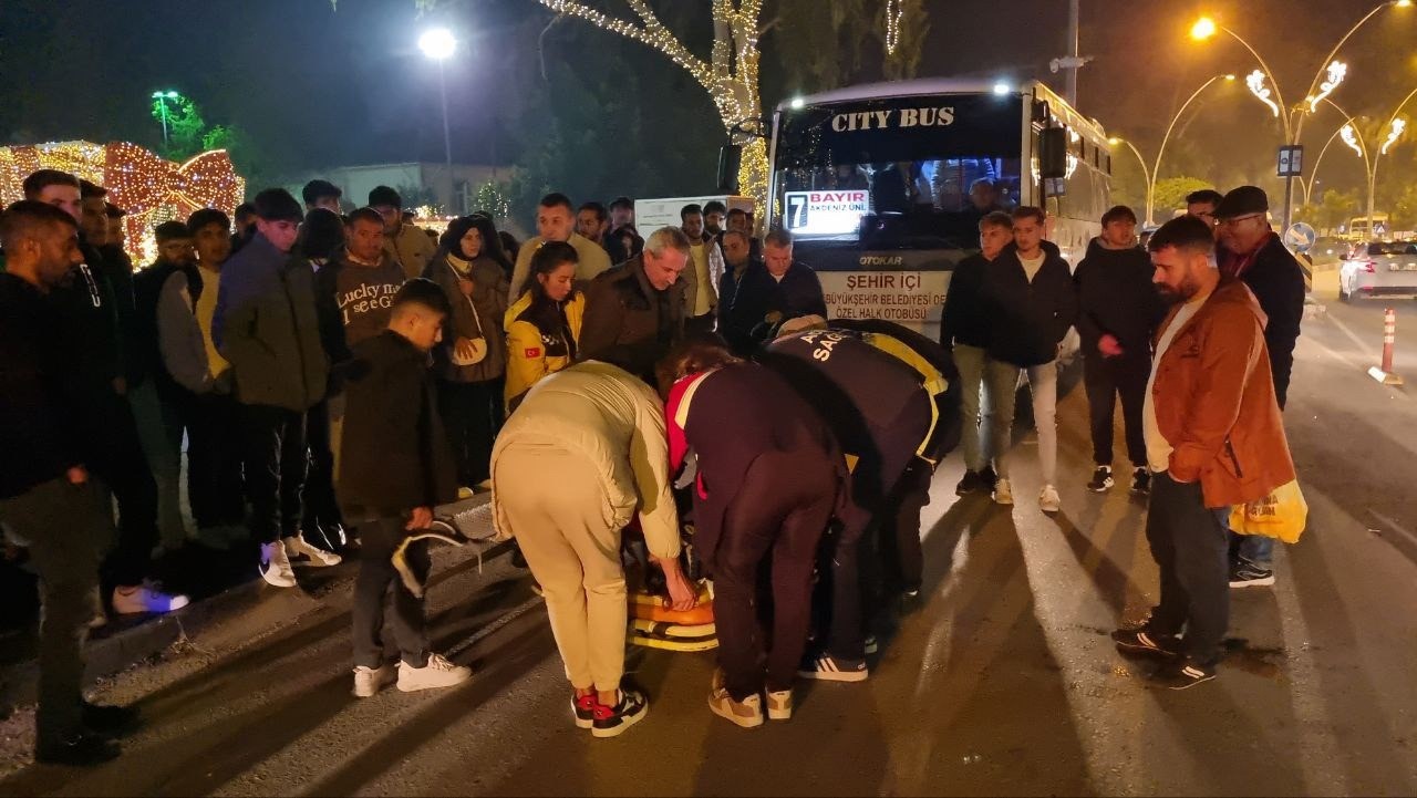 Motosikletin çarptığı yaya yerde inlerken, onlar film sahnesi gibi izledi!