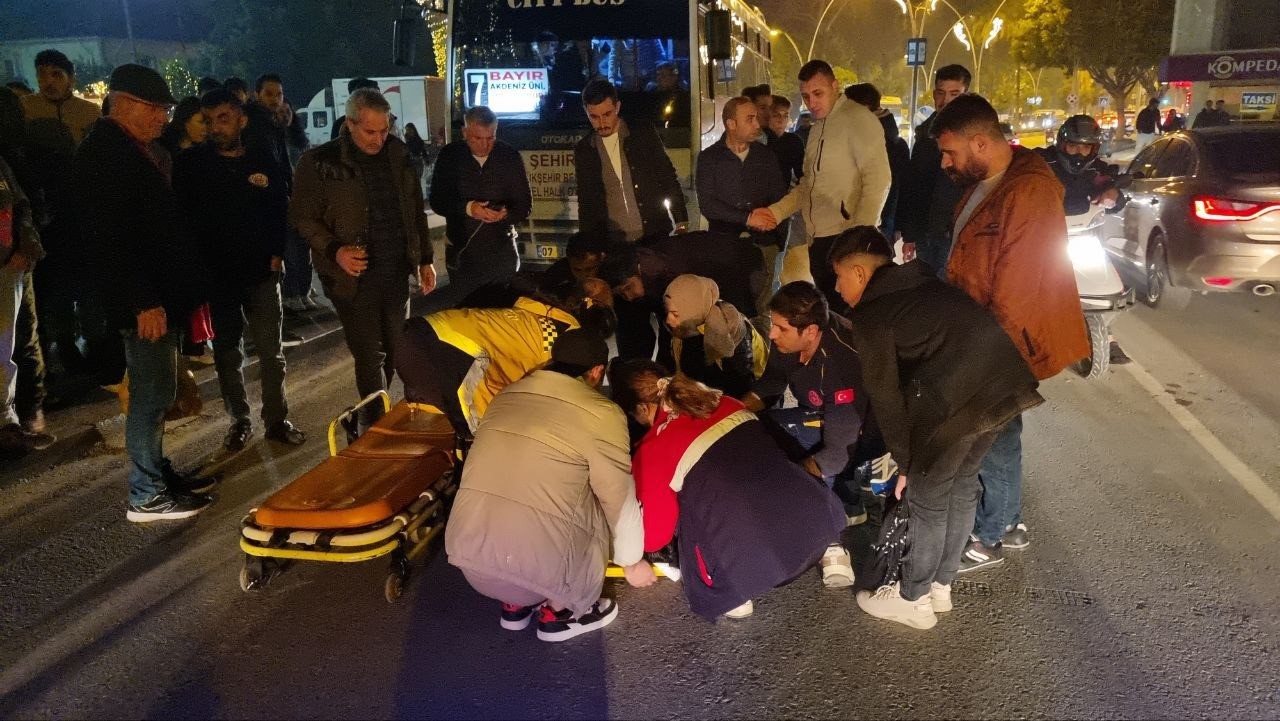 Motosikletin çarptığı yaya yerde inlerken, onlar film sahnesi gibi izledi!