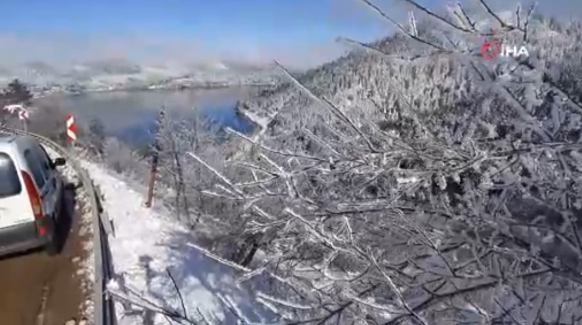 Bolunun meşhur kar manzarasını görmek isteyen aile, yolda mahsur kaldı!