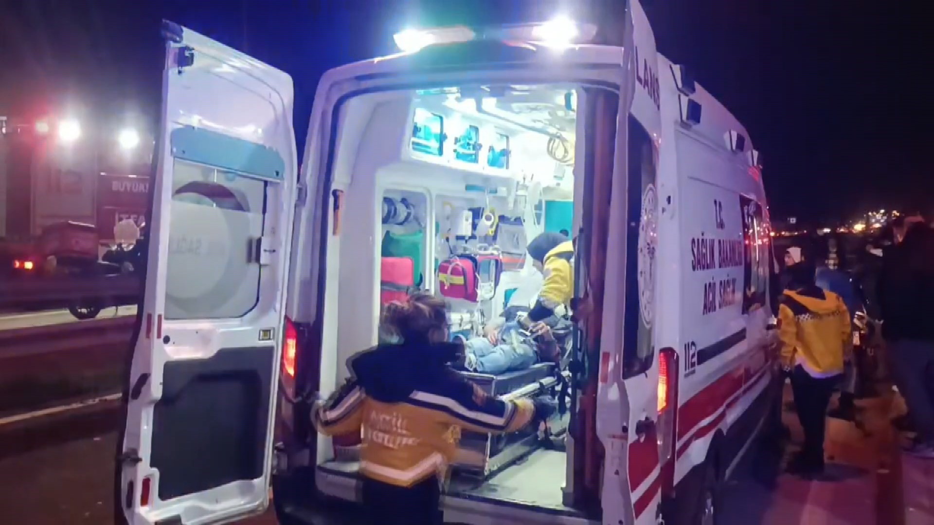 Seyir halindeki sürücü 2 araca çarparak takla attı, aracını yol ortasında bırakıp kaçtı!