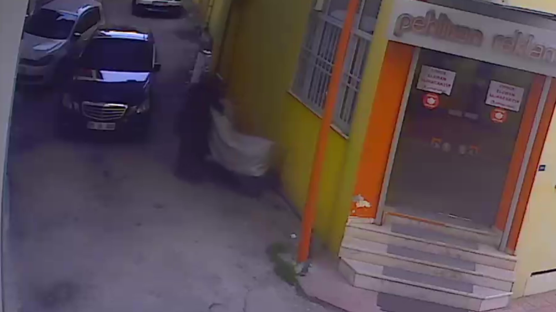 Hırsız engel tanımadı! Önce sadaka kutusuna göz dikti sona park halindeki motosiklete!