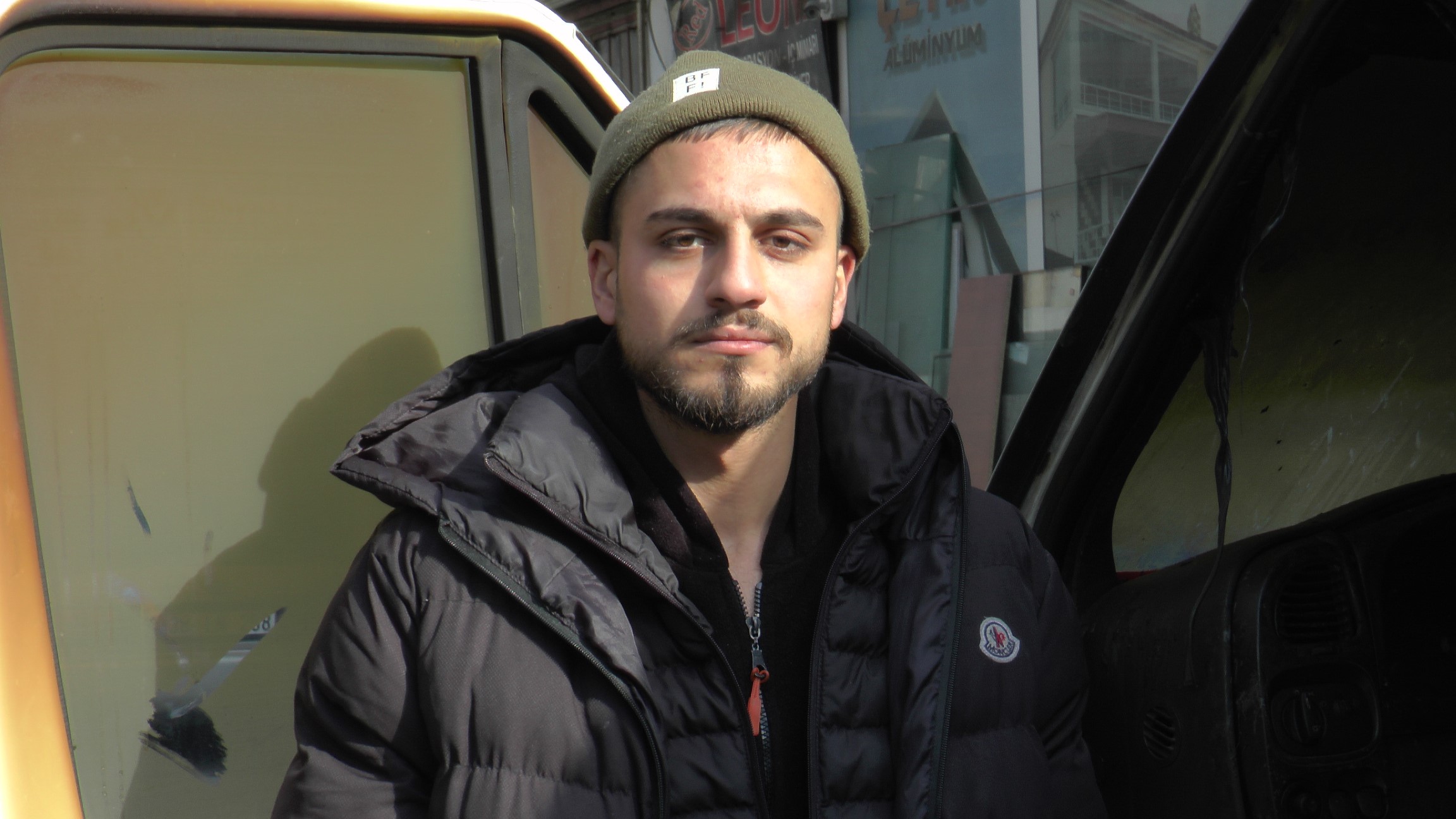 Pişkin komşu 'pes' dedirtti! Sahibinden habersiz takviye yaptığı minibüsü yaktı!