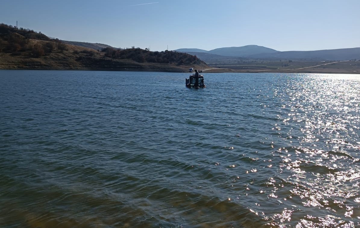 Çorum’da ilginç görüntüler! Traktörünü yıkamak için girdiği barajdan, bir daha çıkamadı!
