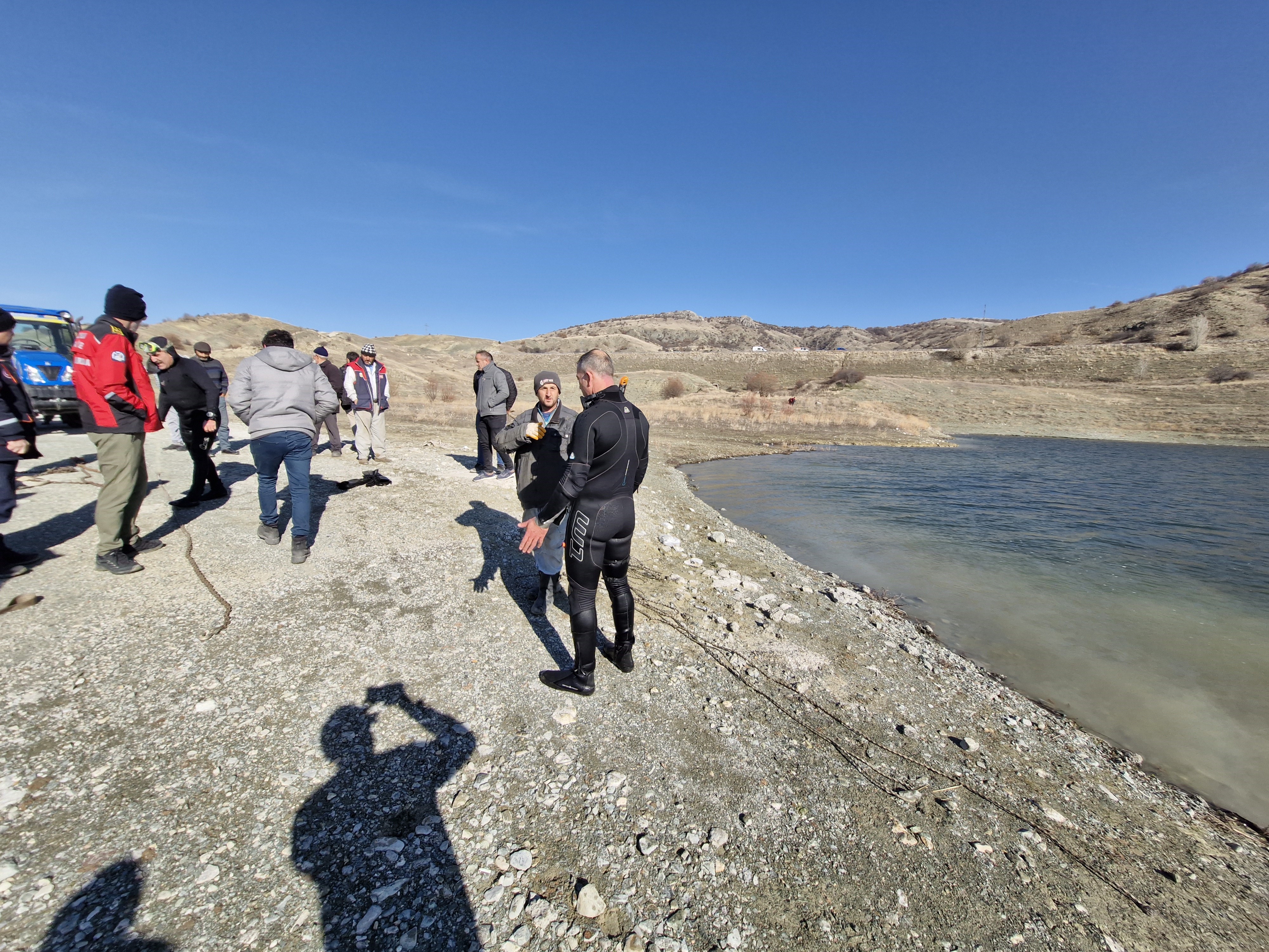 Çorum’da ilginç görüntüler! Traktörünü yıkamak için girdiği barajdan, bir daha çıkamadı!