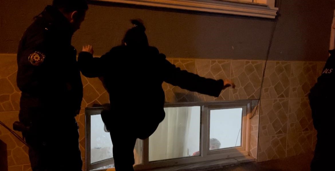 Bursa’da hareketli gece! Tartıştığı erkek arkadaşının evine gidip, camını tekmeledi!