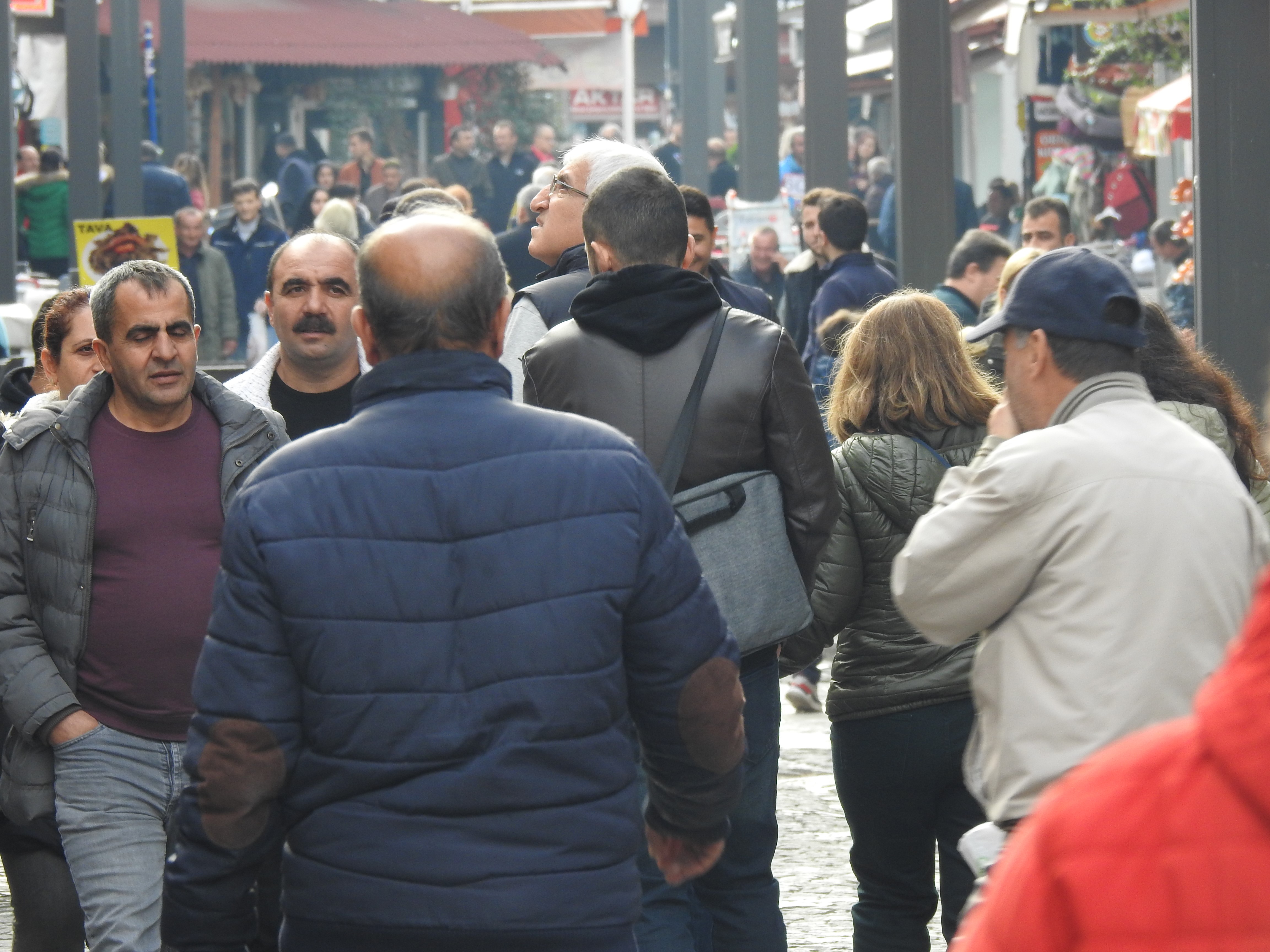 Uzmanlardan çağrı! Tokalaşma geleneğine ara verip maskeleri takın!
