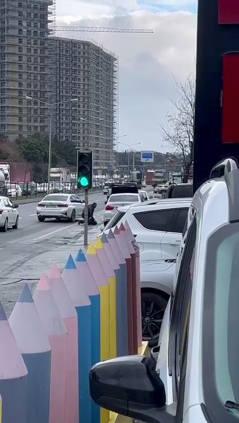 Esenyurt'ta dehşet dakikalar! Sokak ortasında bankadan, çıkan adamı silahla gasp ettiler!