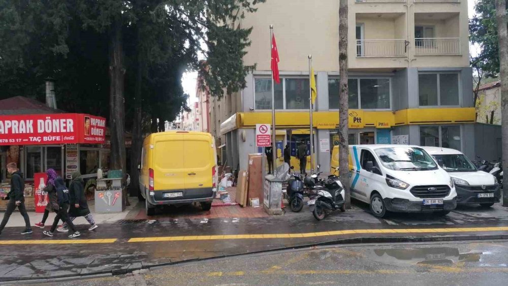 İddia: PTT Kargo çalışanları kendilerini uyaran vatandaşı darp etti, PTT müdürü gazetecilerin üzerine yürüdü