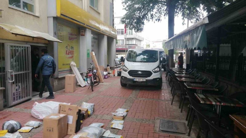 İddia: PTT Kargo çalışanları kendilerini uyaran vatandaşı darp etti, PTT müdürü gazetecilerin üzerine yürüdü