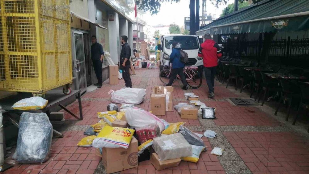 İddia: PTT Kargo çalışanları kendilerini uyaran vatandaşı darp etti, PTT müdürü gazetecilerin üzerine yürüdü