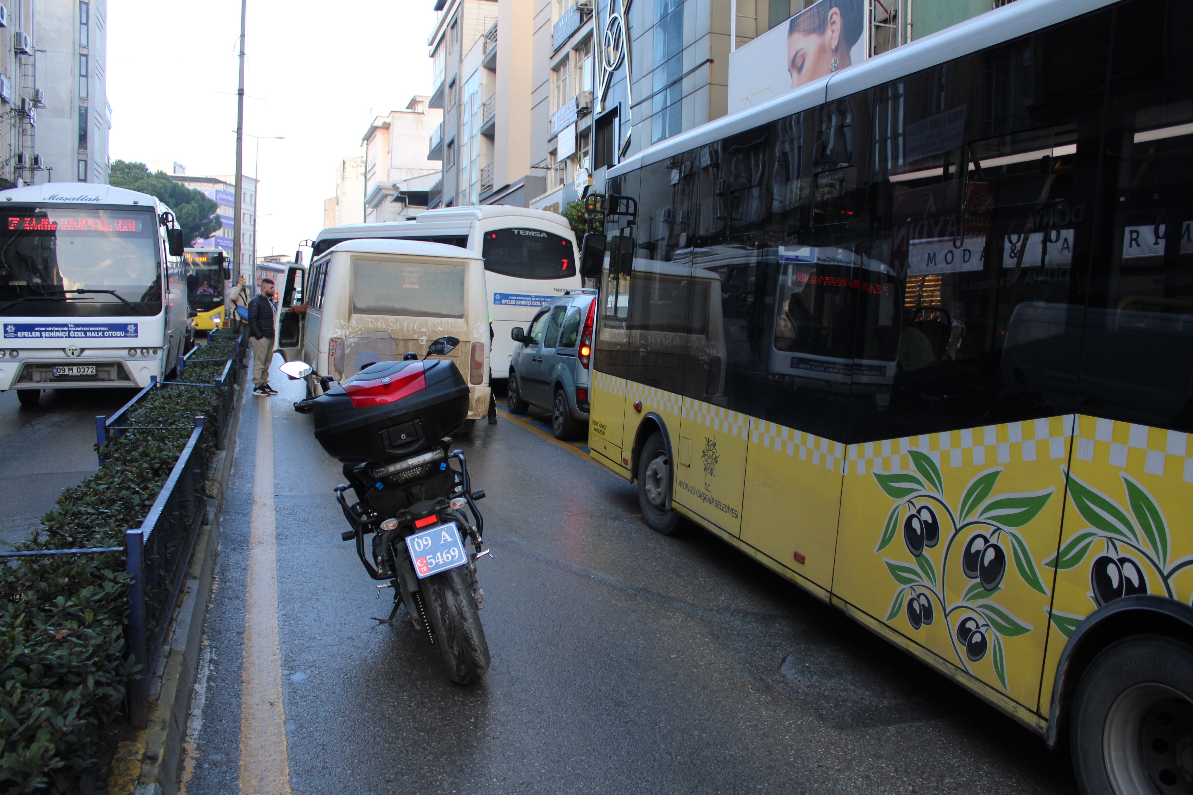 Mahkemeye giden şahıs aracı arızalanınca, trafiğin ortasında bırakıp gitti!