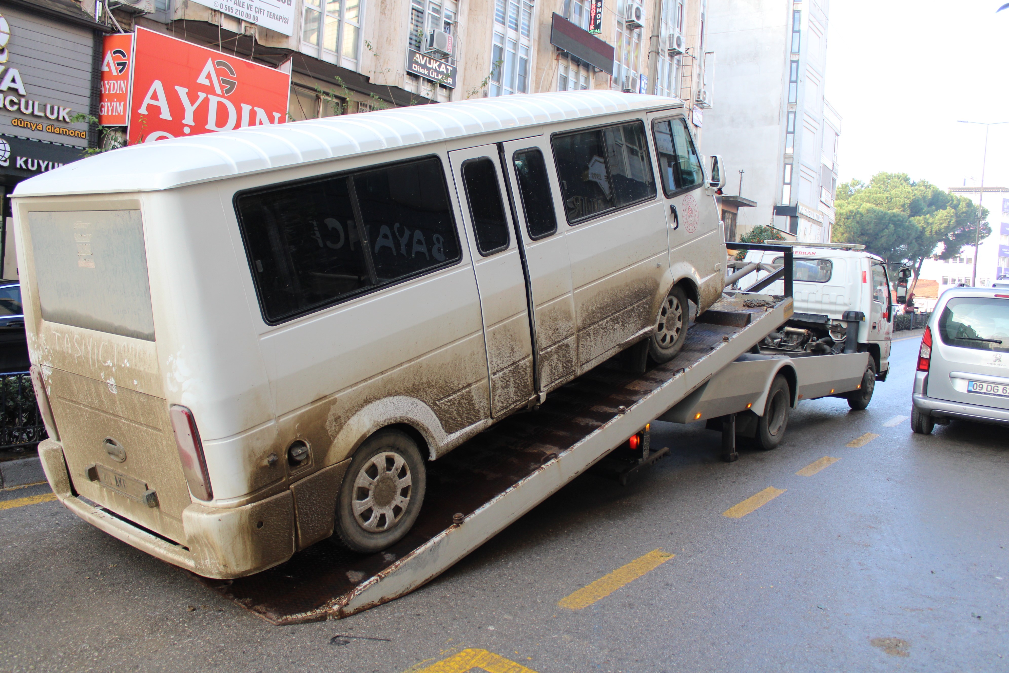 Mahkemeye giden şahıs aracı arızalanınca, trafiğin ortasında bırakıp gitti!