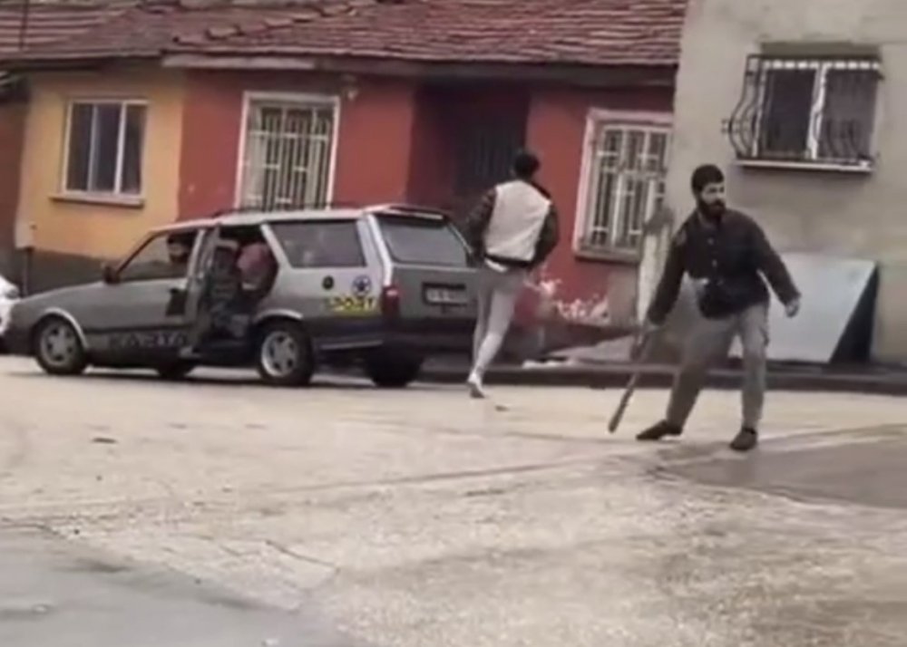 Birbirlerine acımasızca vurdular! Eskişehir'de sokak ortasında taşlı sopalı kavga