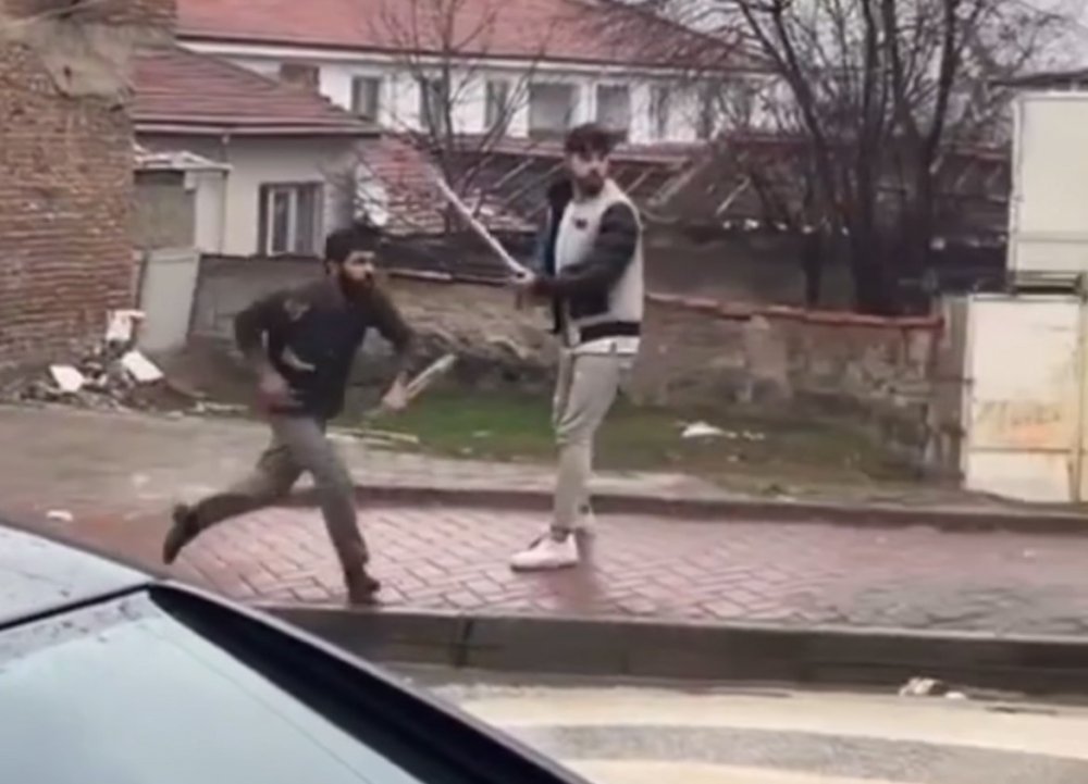 Birbirlerine acımasızca vurdular! Eskişehir'de sokak ortasında taşlı sopalı kavga