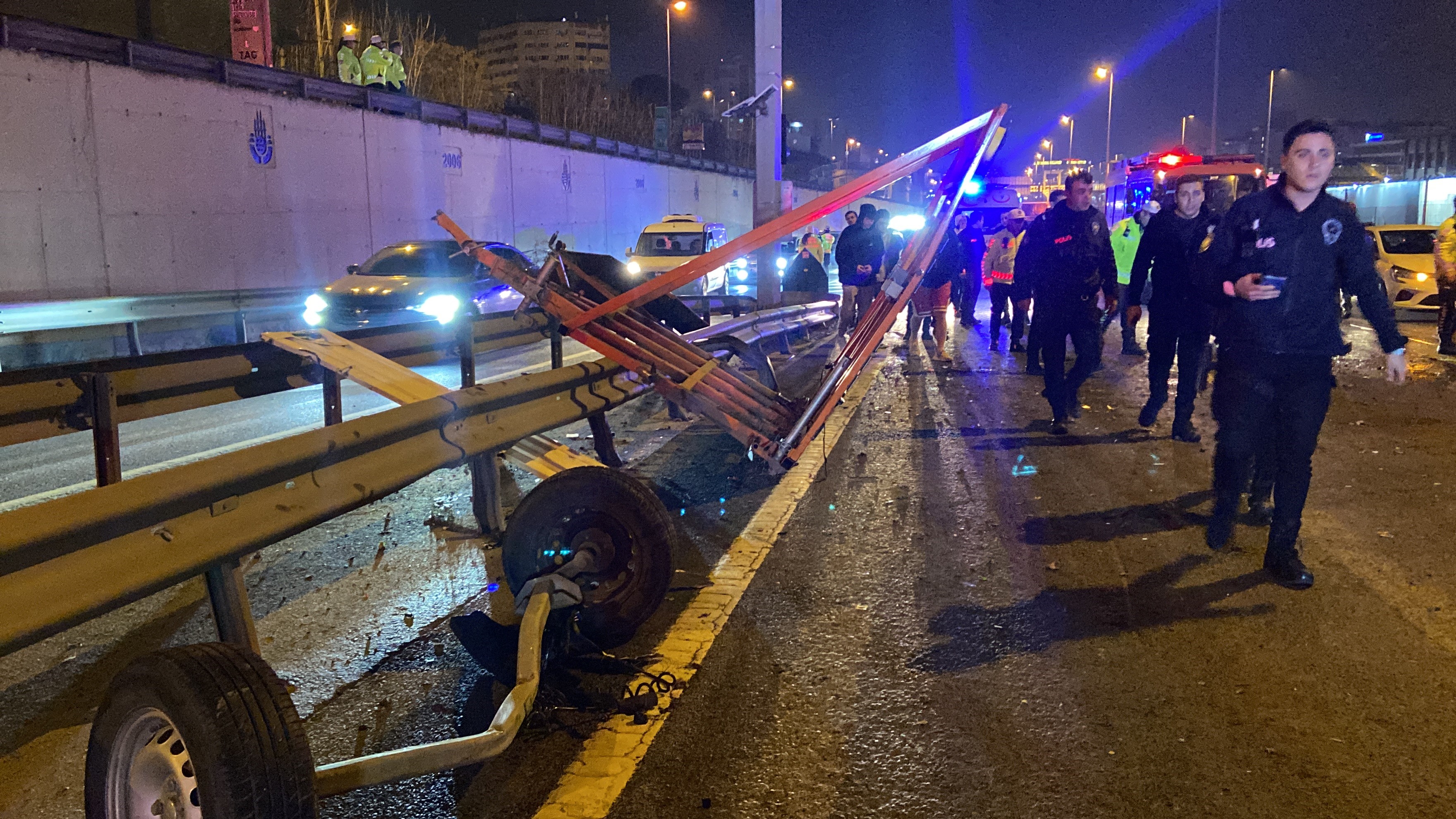 Zeytinburnu E-5 Karayolu’nda feci kaza! Lüks otomobil, yol bakım aracına çarptı!