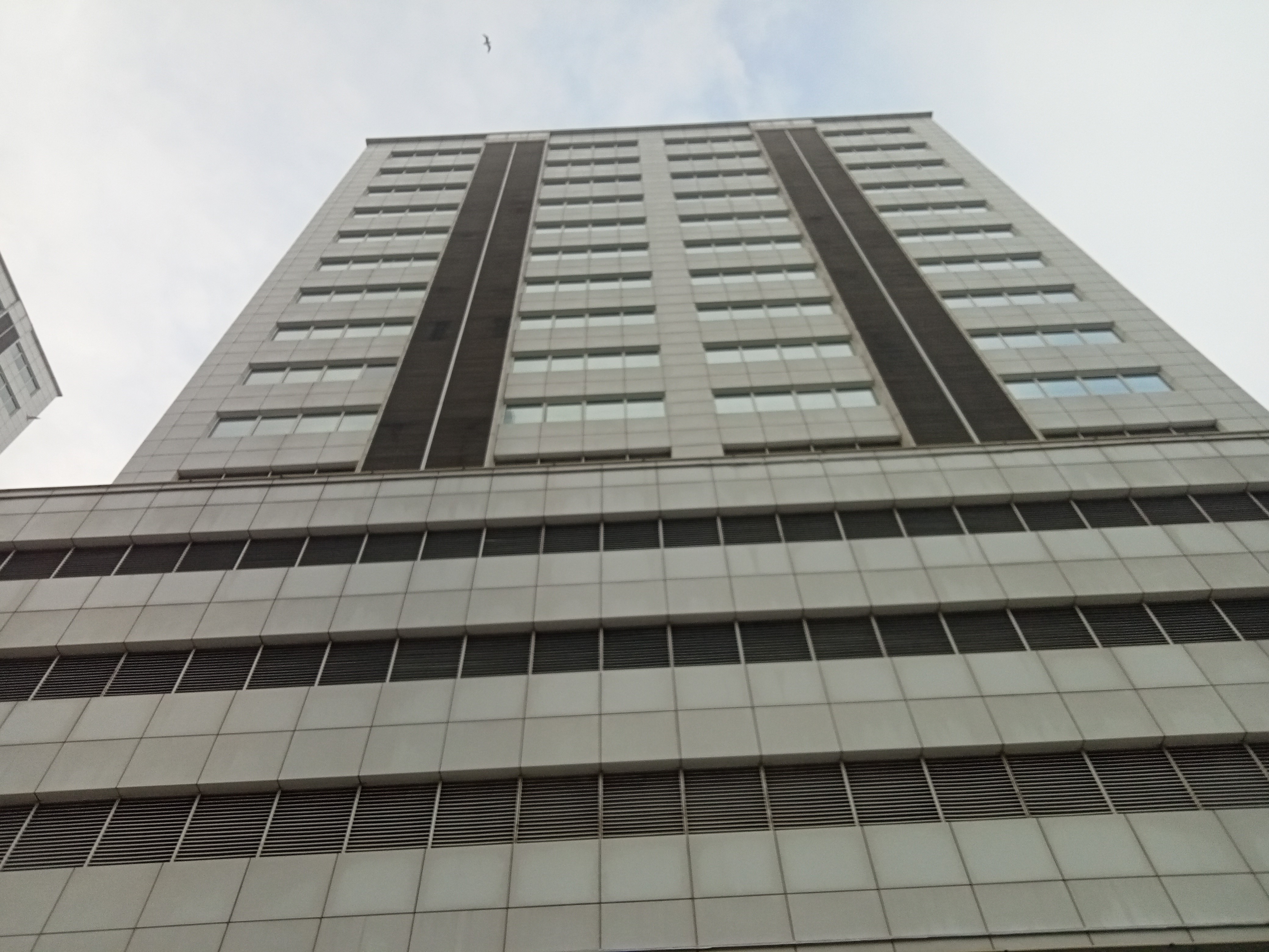 İzmirde vincin zinciri koptu! 2 işçi feci şekilde yere çakıldı!