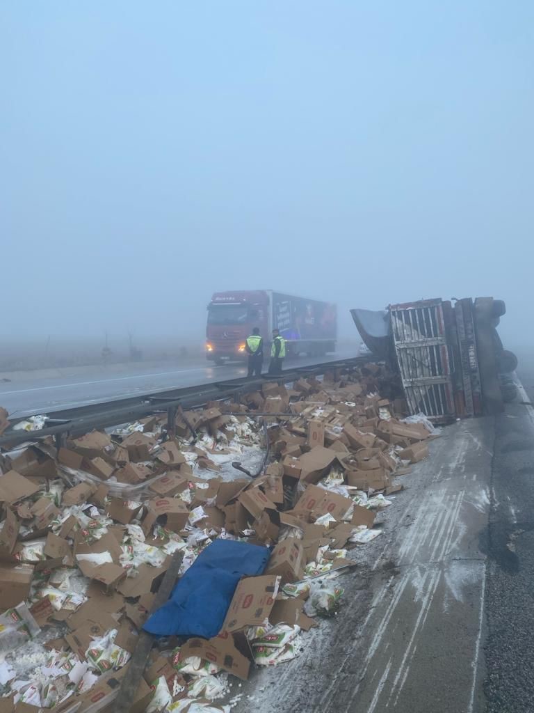 Afyonkarahisar’da toz şeker yüklü tır kaza yapıp, yan yatınca yol savaş alanına döndü!