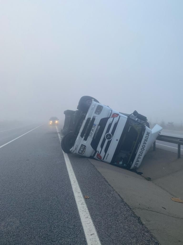 Afyonkarahisar’da toz şeker yüklü tır kaza yapıp, yan yatınca yol savaş alanına döndü!