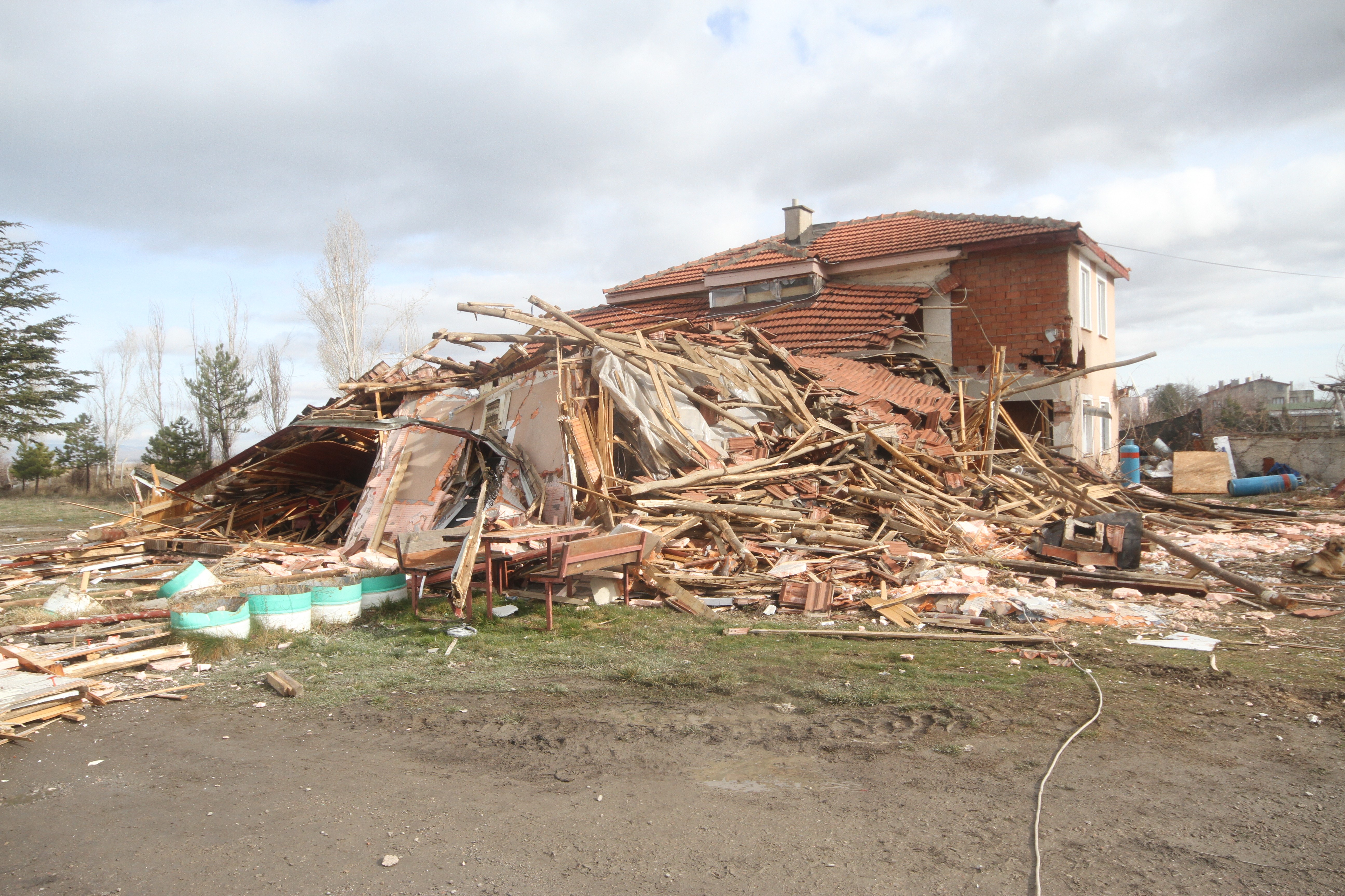 Kafası kızan alkollü müşteri iş makinesi ile bir büfeyi ve restorantı yıktı geçti!