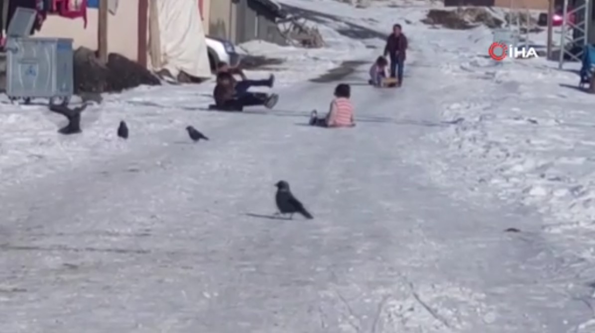 Doğudaki kar büyükler için çileye, çocuklar için eğlenceye dönüştü!