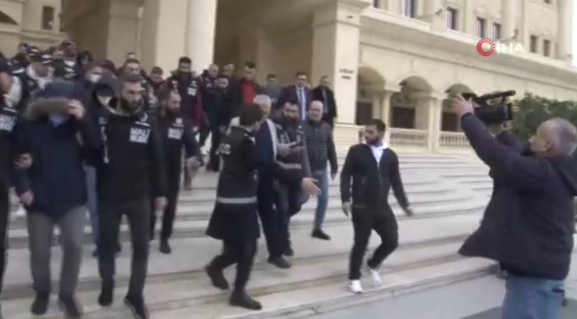 Büyükçekmece Belediyesi rüşvet operasyonunu protesto eden grup, gazetecilere saldırdı!