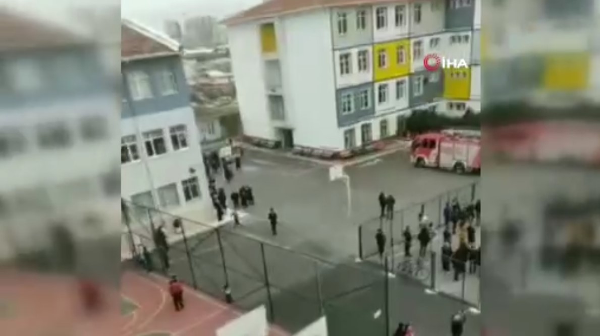Sultangazi'de bir okulda çıkan yangında, panik dolu anlar!
