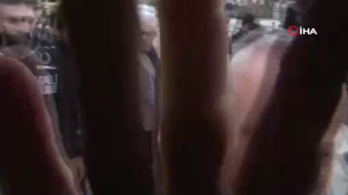 Büyükçekmece Belediyesi rüşvet operasyonunu protesto eden grup, gazetecilere saldırdı!