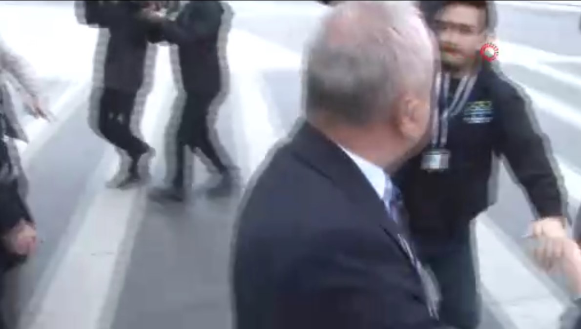 Büyükçekmece Belediyesi rüşvet operasyonunu protesto eden grup, gazetecilere saldırdı!