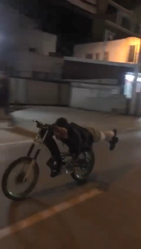 Trafikte canını hiçe sayan genç, yürekleri ağıza getirdi!