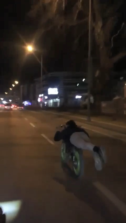 Trafikte canını hiçe sayan genç, yürekleri ağıza getirdi!