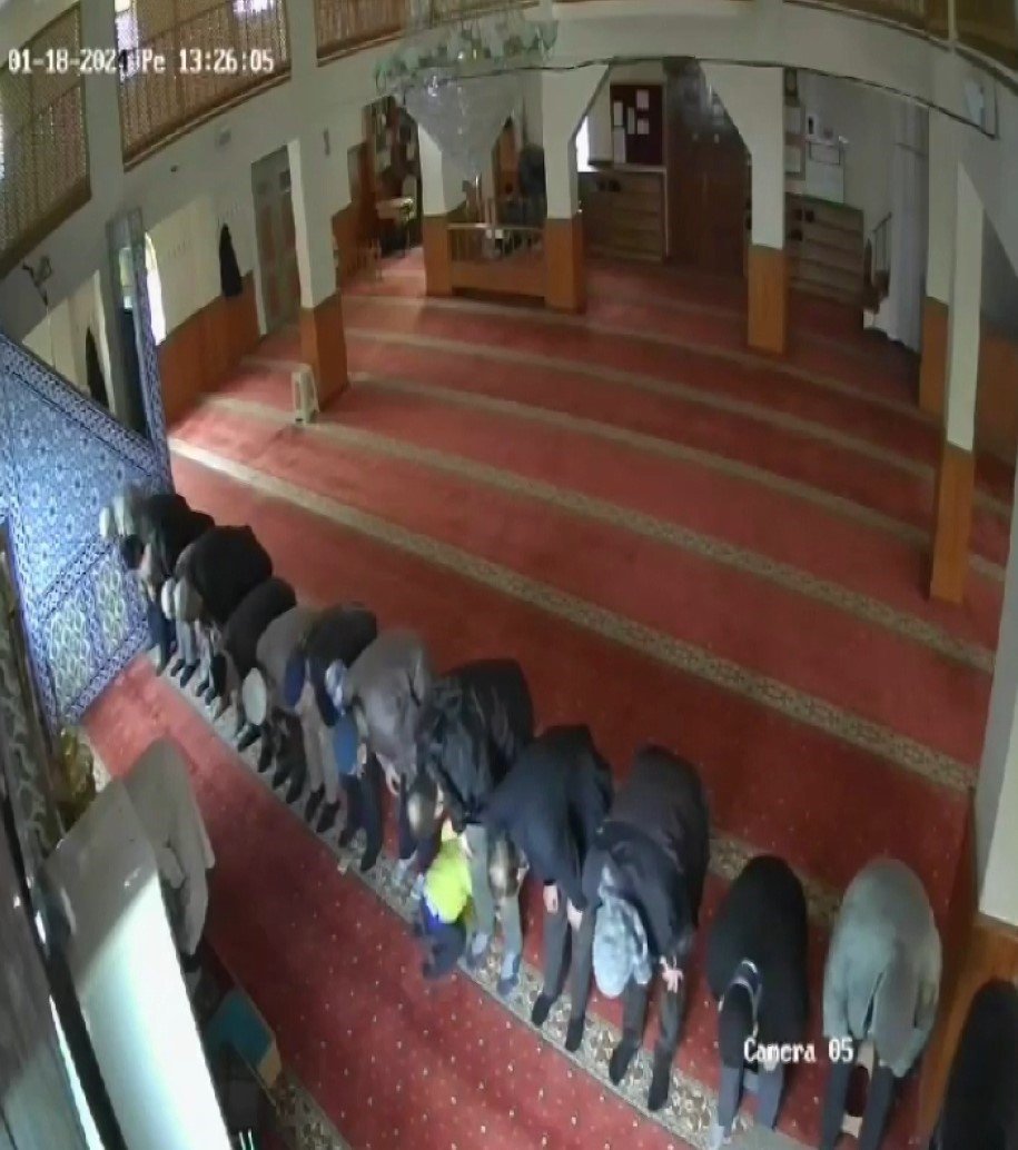 Maltepe’de camide komik olay: Yaramaz çocuk namaz kılan yaşlı adamın taburesini çekti, İzleyenler gülmekten kırıldı