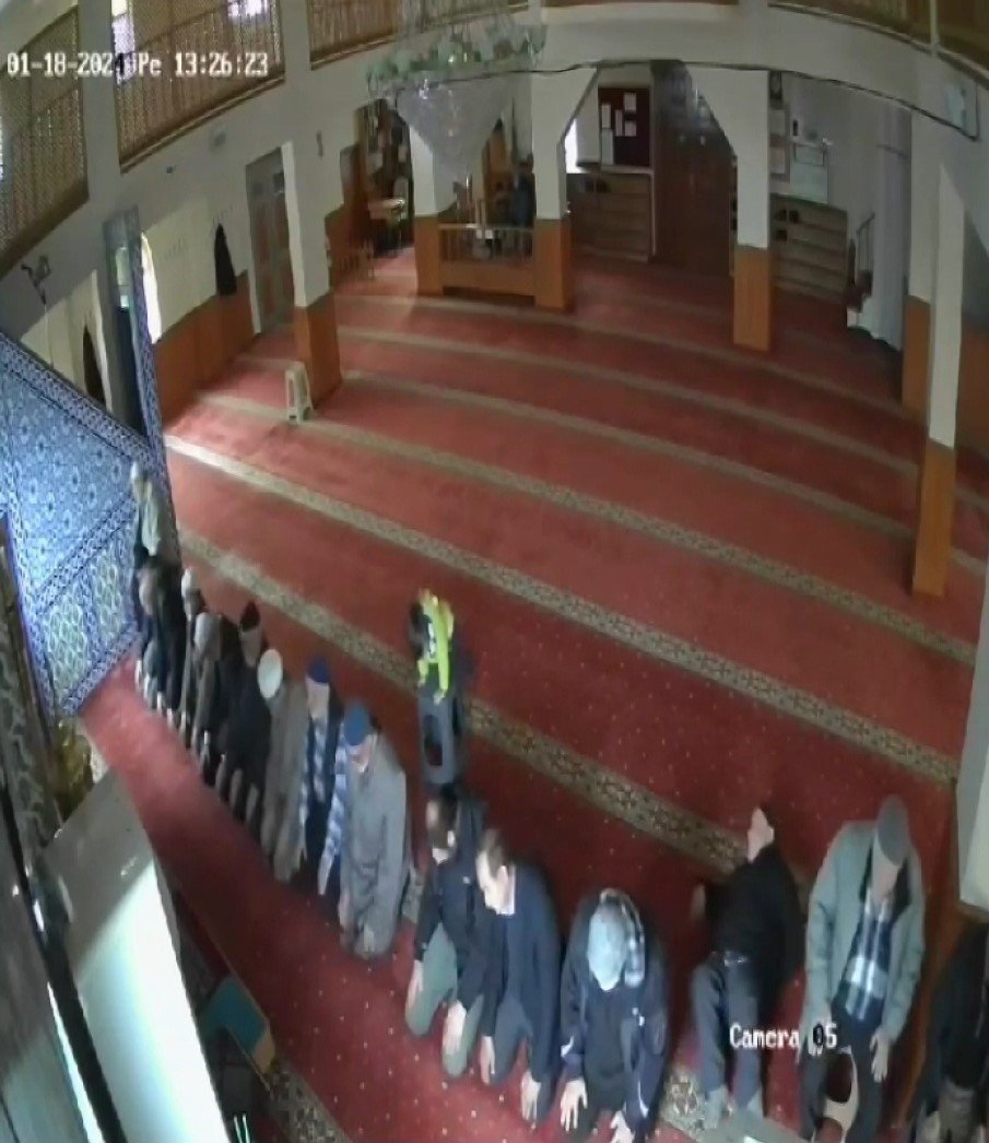 Maltepe’de camide komik olay: Yaramaz çocuk namaz kılan yaşlı adamın taburesini çekti, İzleyenler gülmekten kırıldı