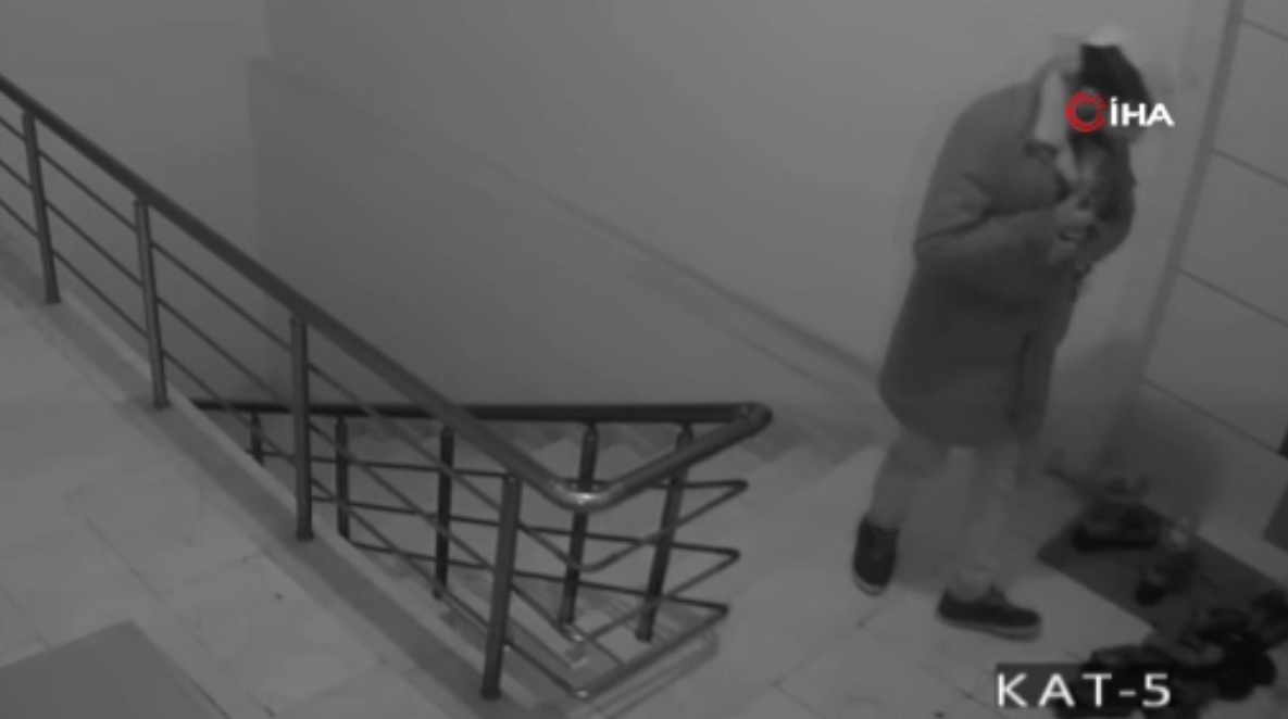 Pişkin hırsız mağazadaymış gibi, girdiği binada ayakkabıları tek tek denedi!