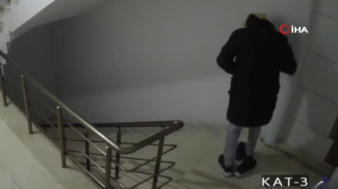 Pişkin hırsız mağazadaymış gibi, girdiği binada ayakkabıları tek tek denedi!