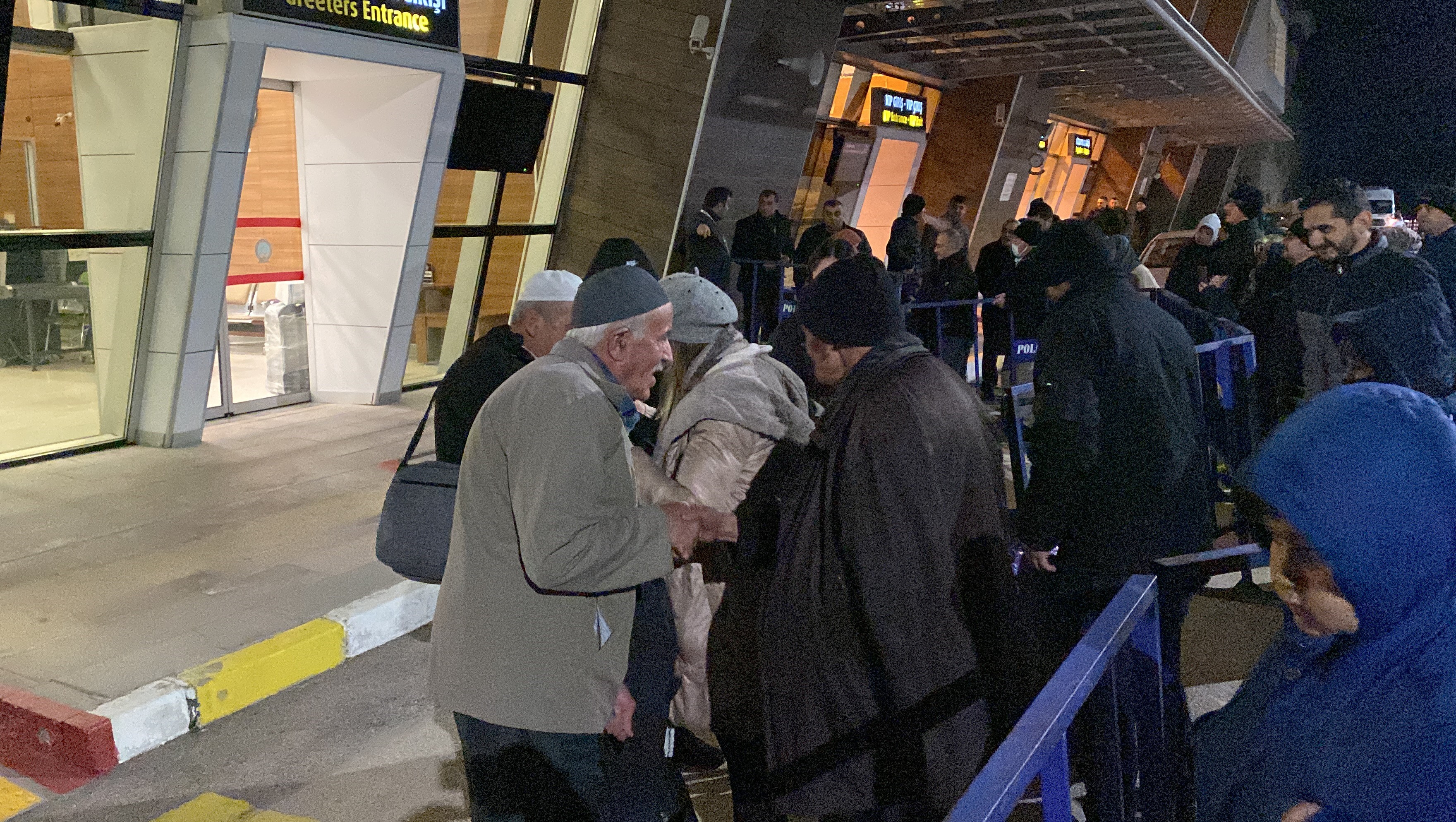 Umre kafilesinin bulunduğu uçakta korku dolu dakikalar! Uçak geri döndü!