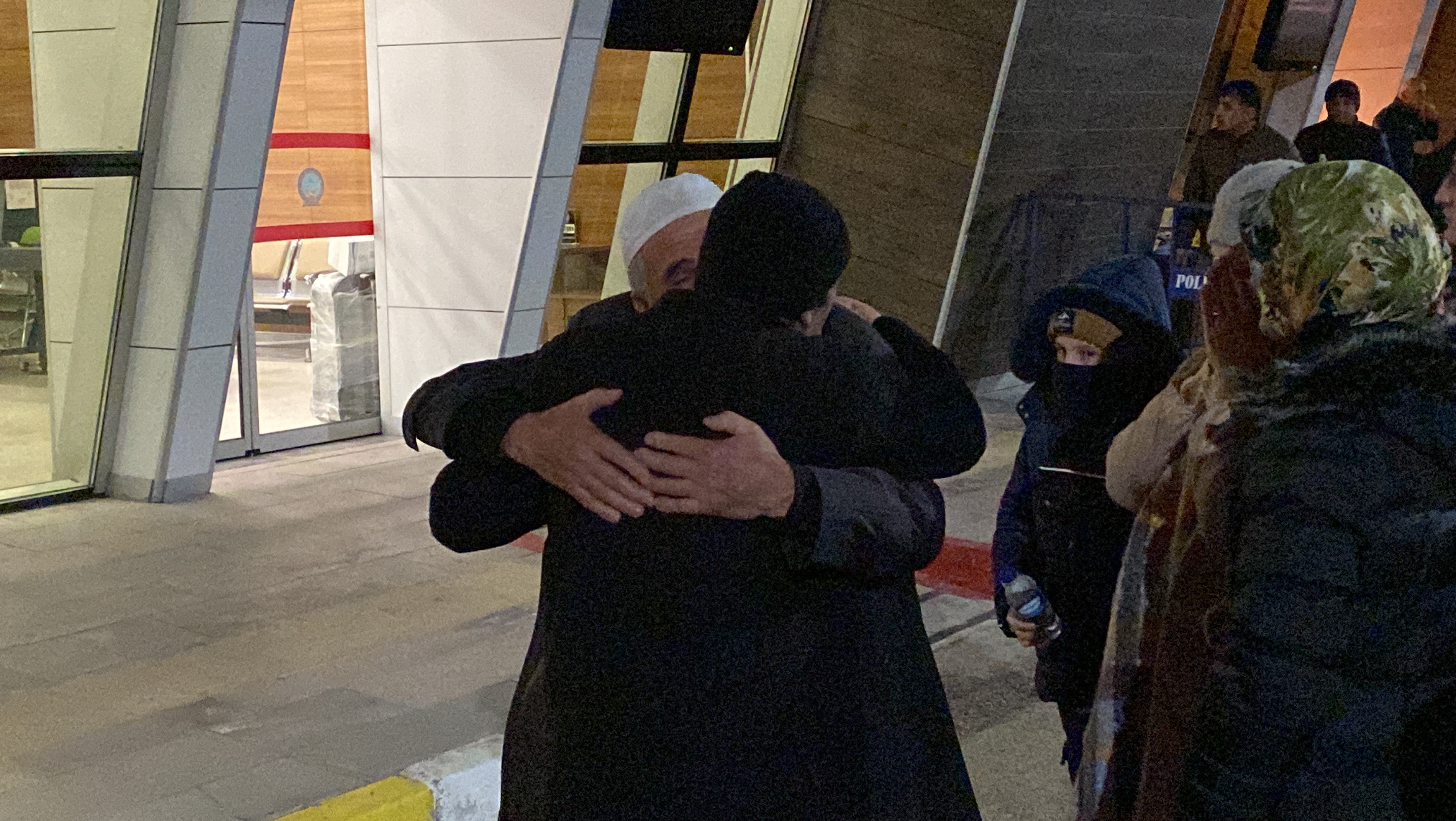 Umre kafilesinin bulunduğu uçakta korku dolu dakikalar! Uçak geri döndü!