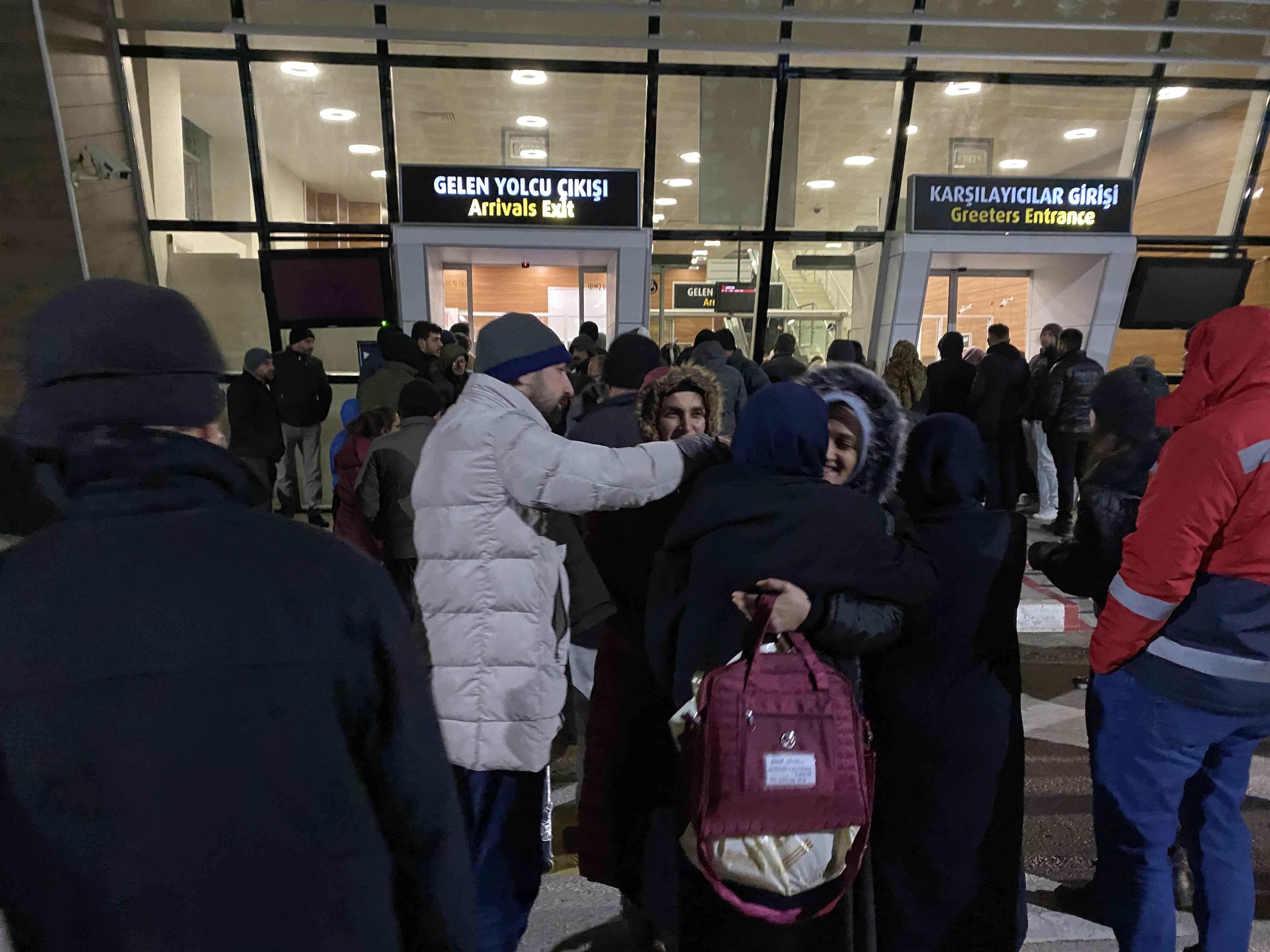 Umre kafilesinin bulunduğu uçakta korku dolu dakikalar! Uçak geri döndü!