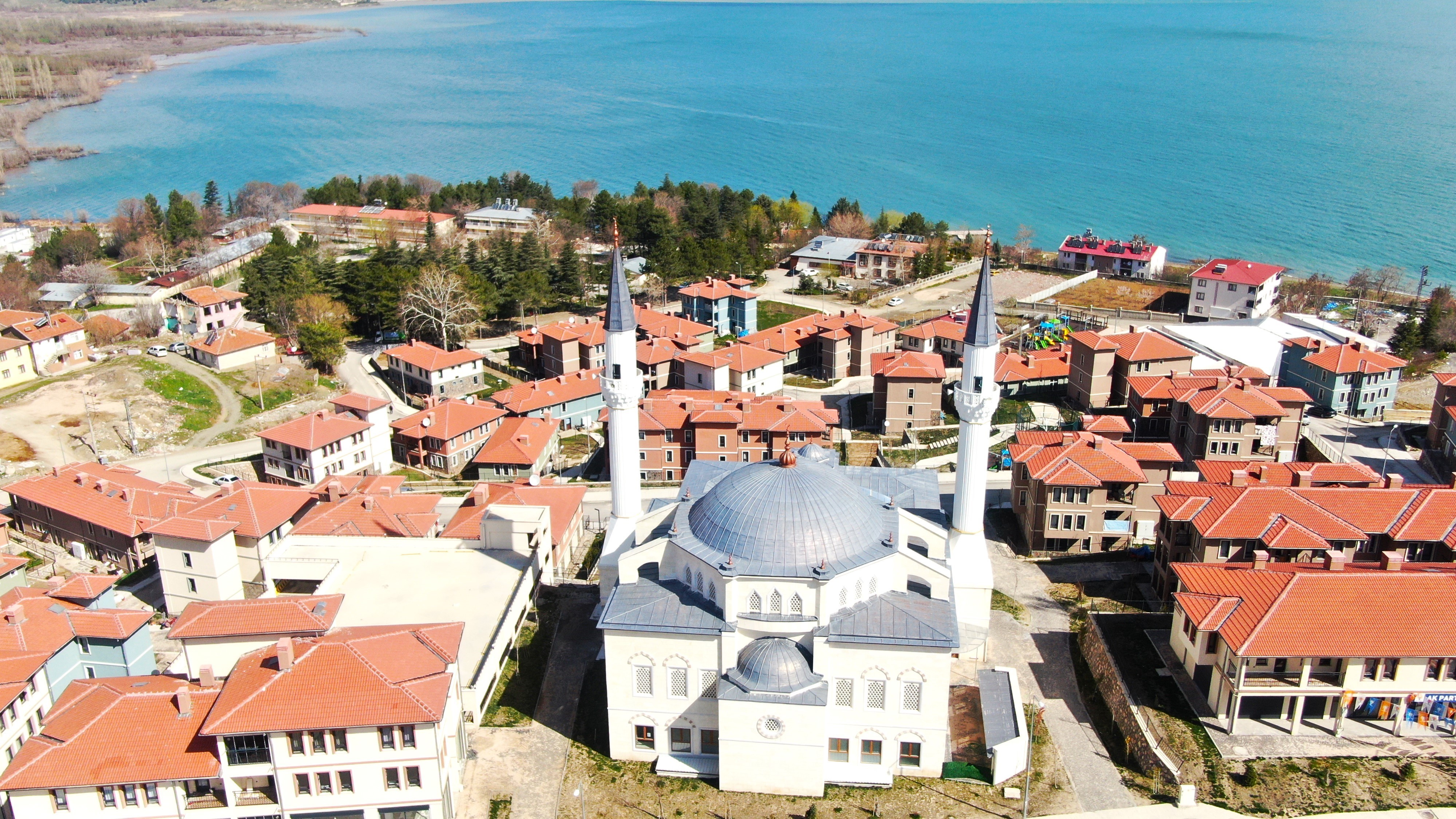 Göl manzaralı TOKİ konutlarına kavuşan depremzedeler devlete övgü yağdırdı!