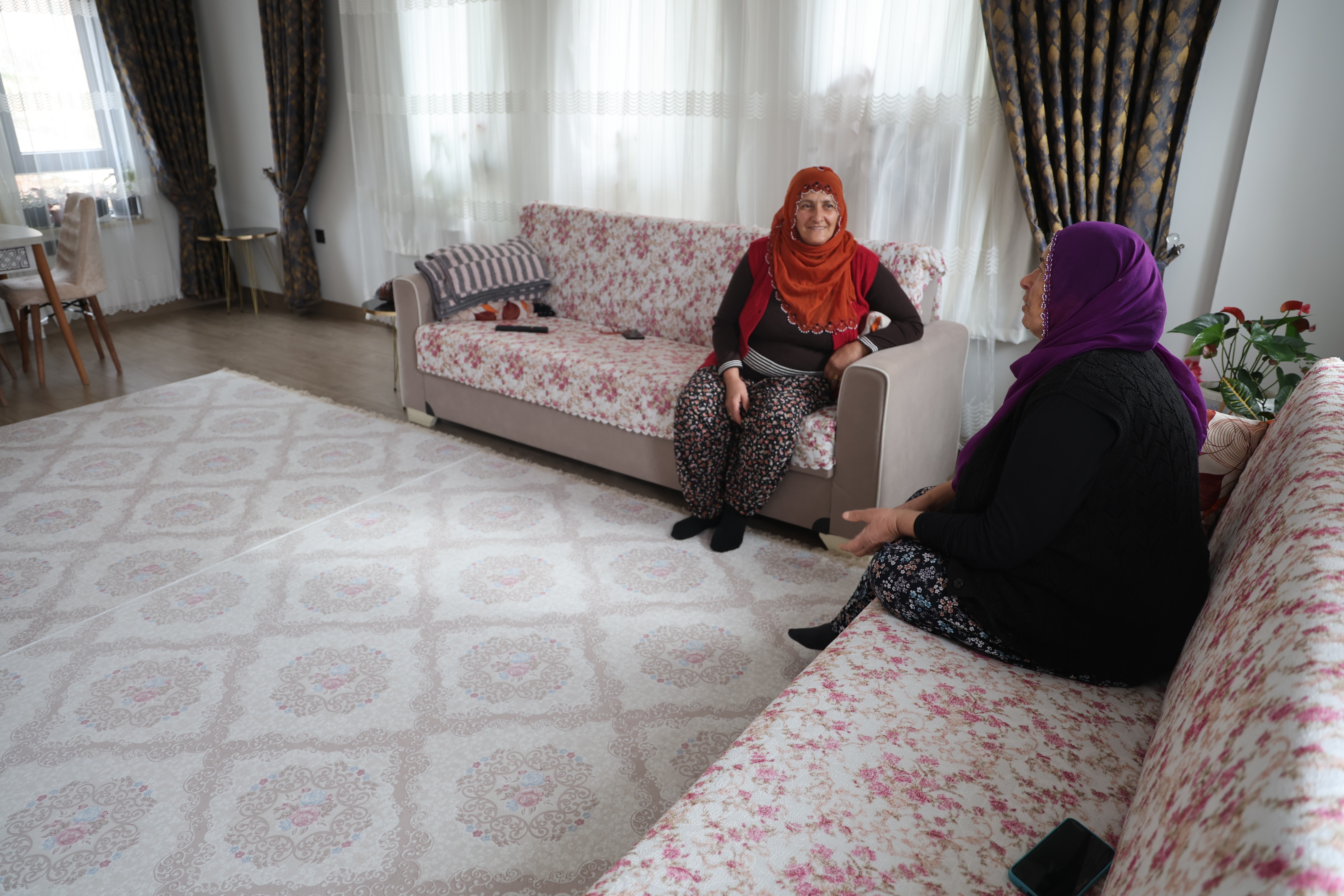 Göl manzaralı TOKİ konutlarına kavuşan depremzedeler devlete övgü yağdırdı!