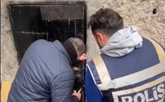 Hakkında yakalama kararı olan zanlı, evinin altına kazılan, tünelin sonunda yakalandı!