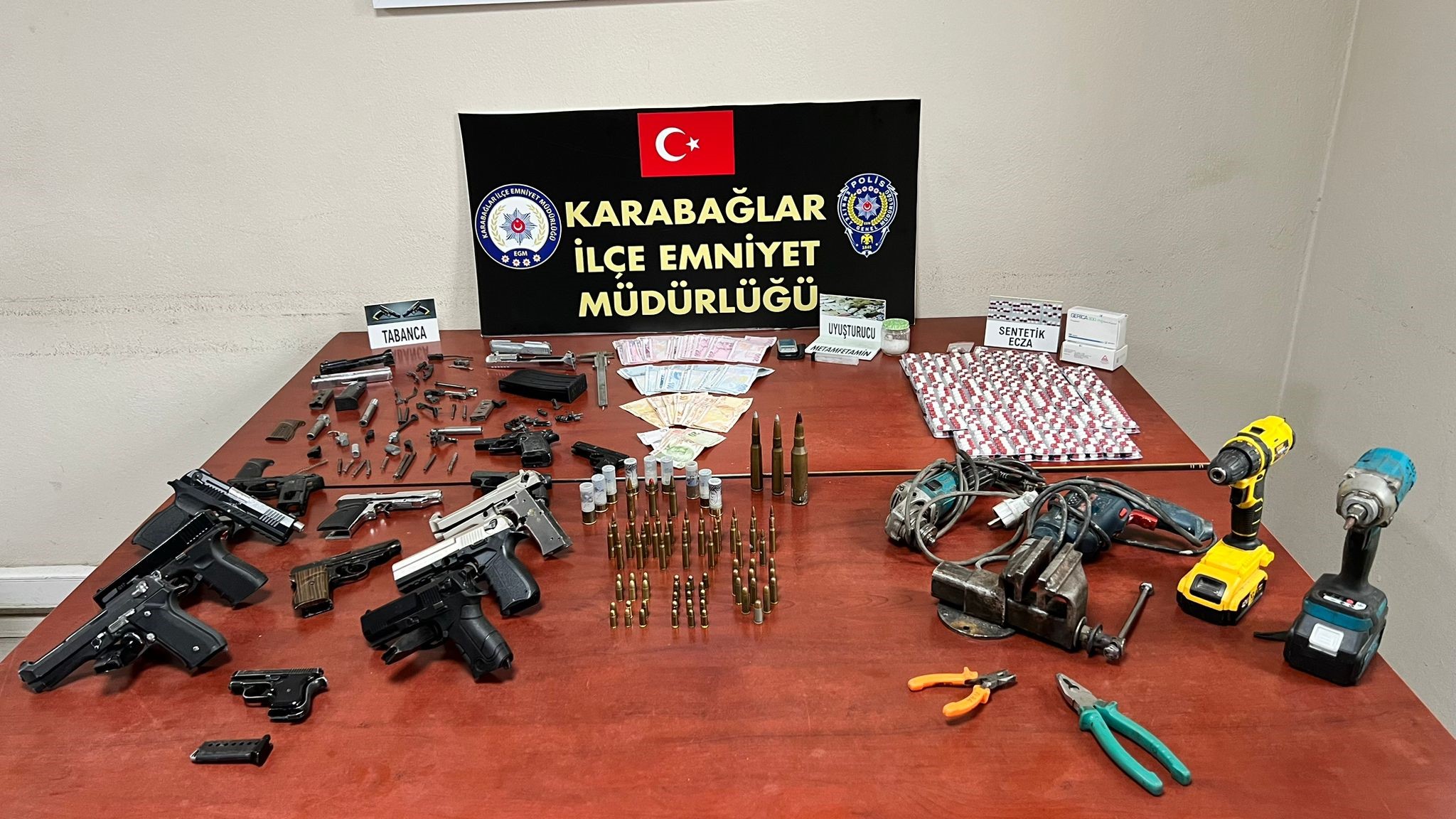 Hakkında yakalama kararı olan zanlı, evinin altına kazılan, tünelin sonunda yakalandı!