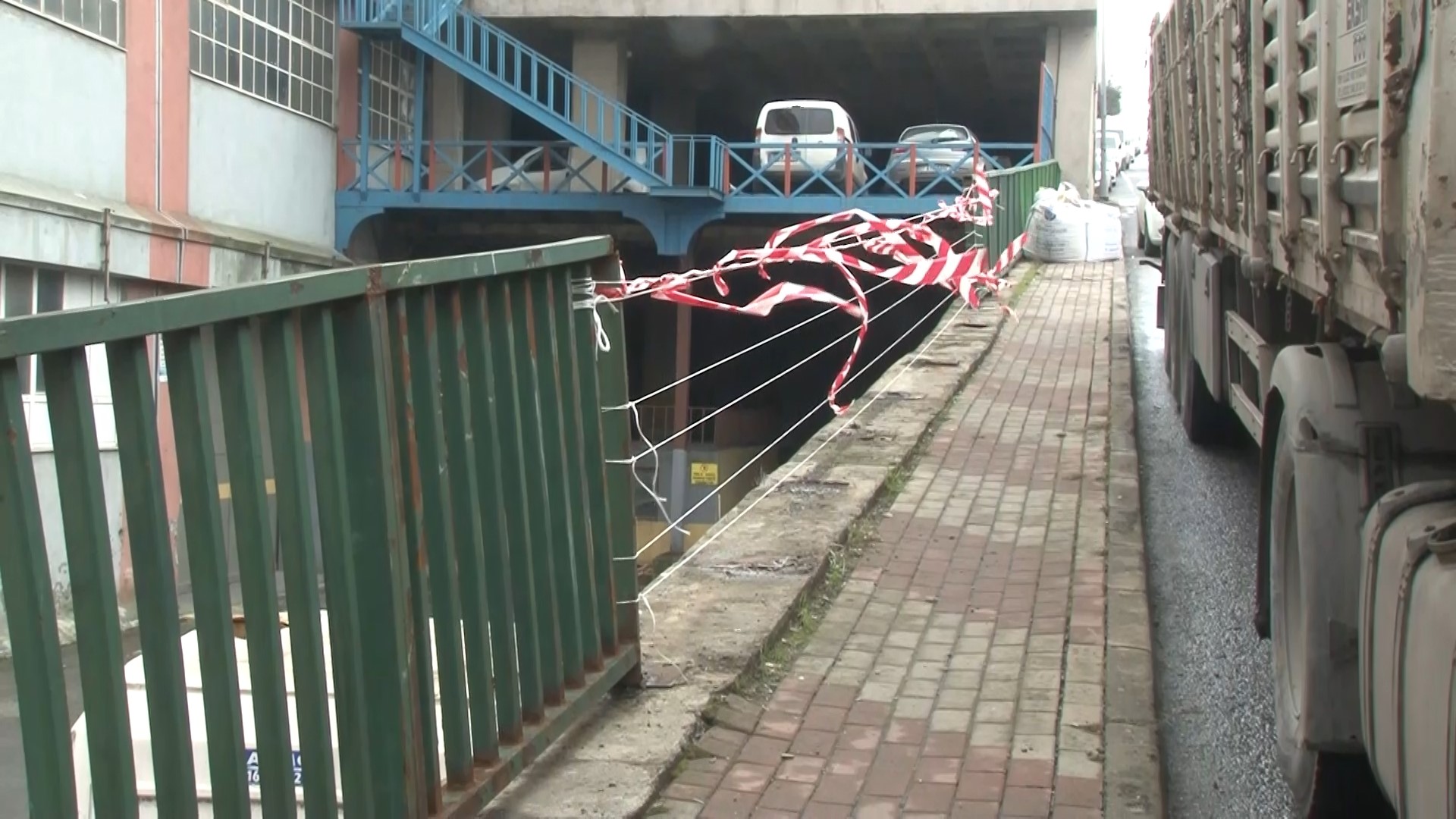 Başakşehir’de sürücüsünün hakimiyetini kaybettiği tır, bariyerleri aşıp bahçeye uçtu!