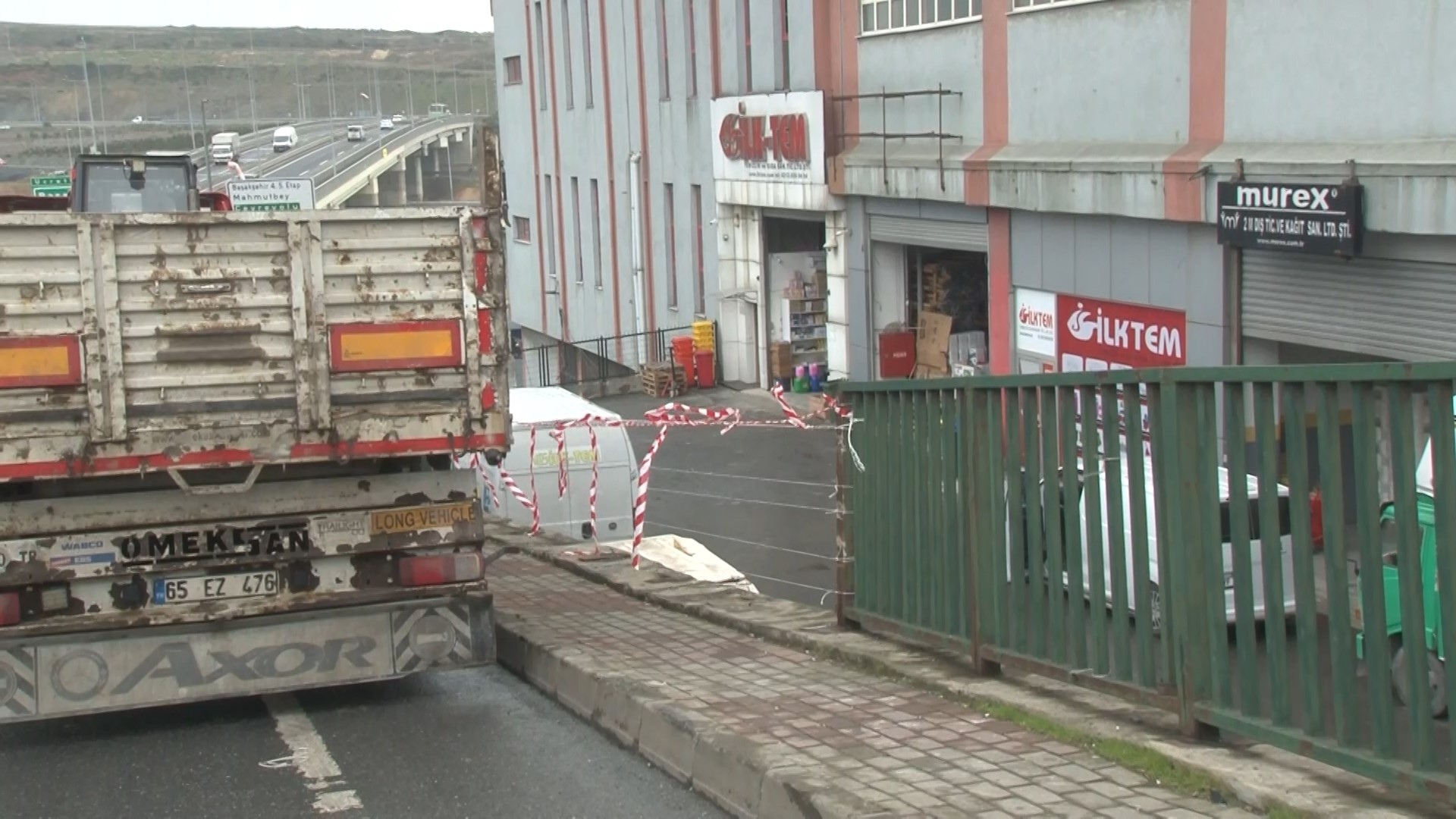 Başakşehir’de sürücüsünün hakimiyetini kaybettiği tır, bariyerleri aşıp bahçeye uçtu!