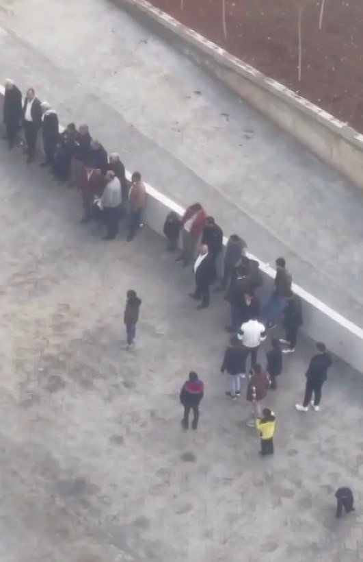 Gaziantep’te düğünde tepki çeken anlar: Havaya kurşun yağdırdılar, çocukları hiçe saydılar