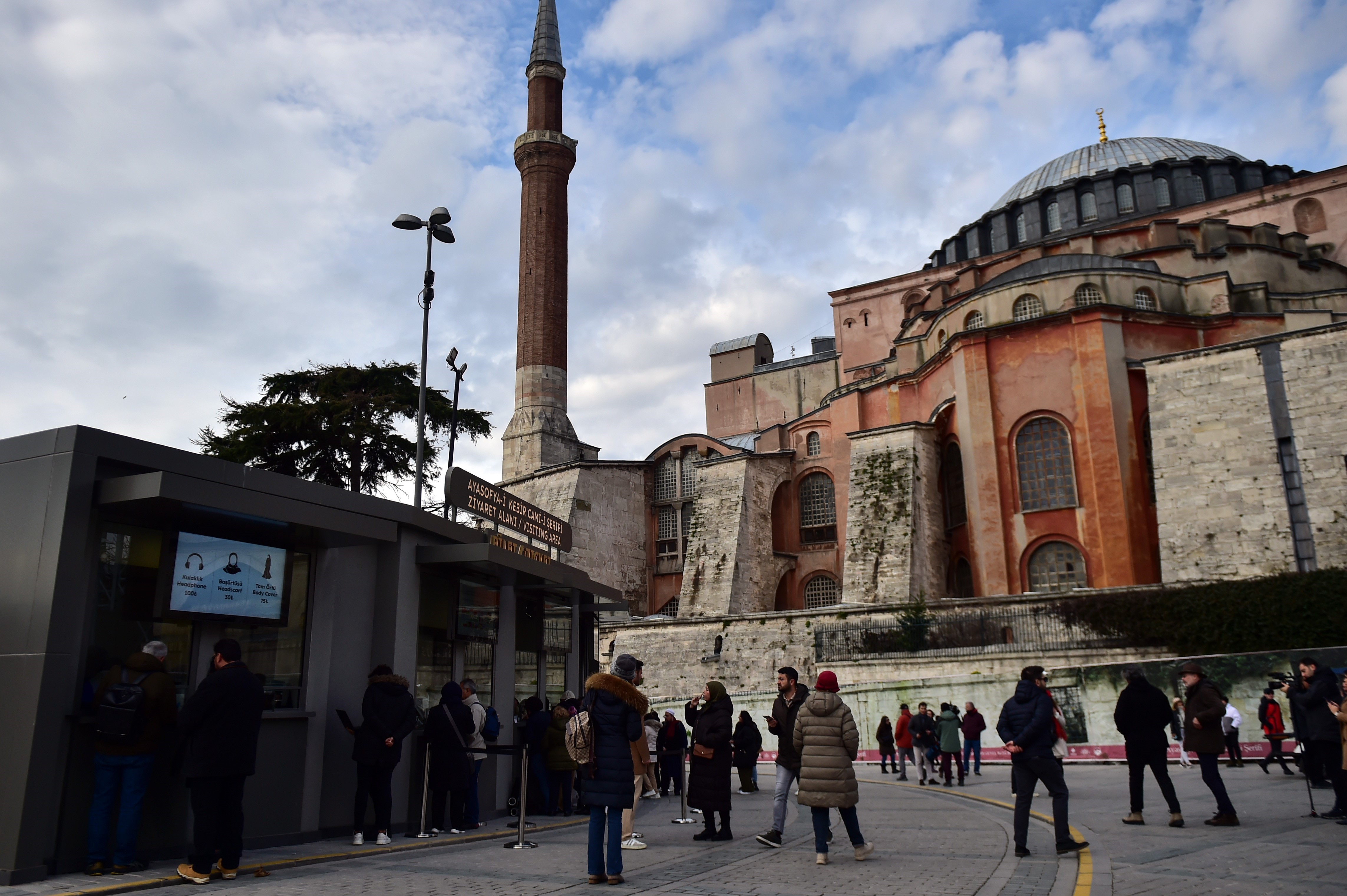 Türk vatandaşlarından tepki! Ayasofya-i Kebir Camii Şerifi'nin galeri katını gezmek 25 euro!