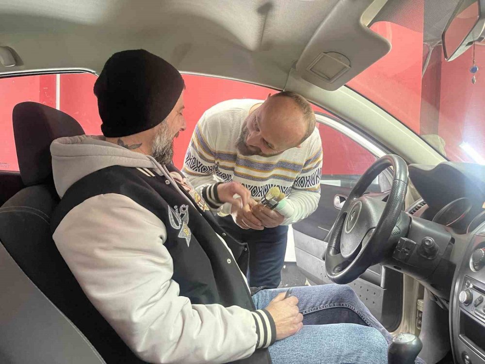 Olayın adresi: Rize! Sosyal medya fenomeni komiklik için az daha kendini yakıyordu: Paspasla söndürdüler!