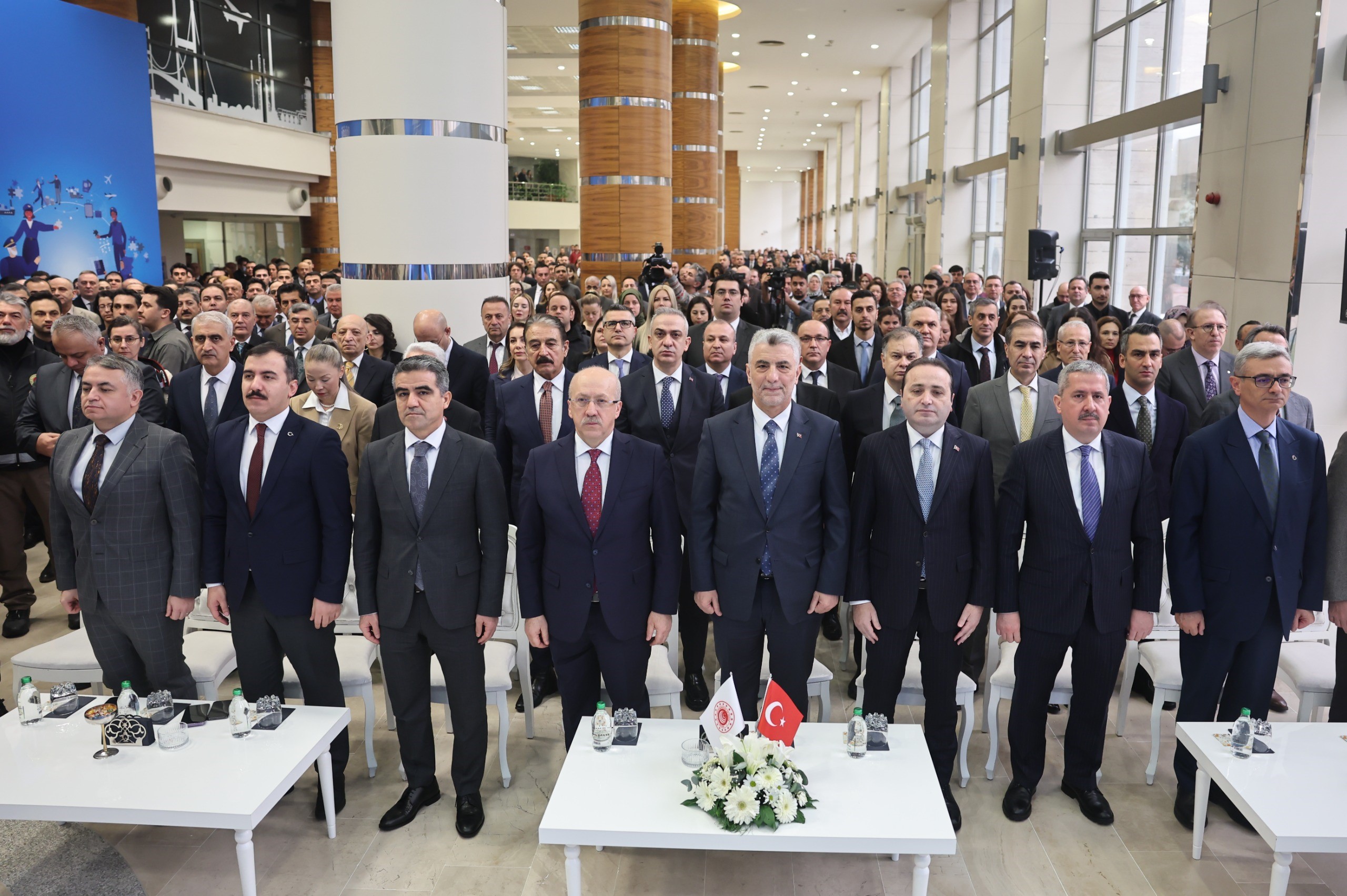 Ticaret Bakanı Ömer Bolat önemli açıklamalarda bulunarak, “Bu yıl 377 milyar dolar ihracat hedefimiz var”