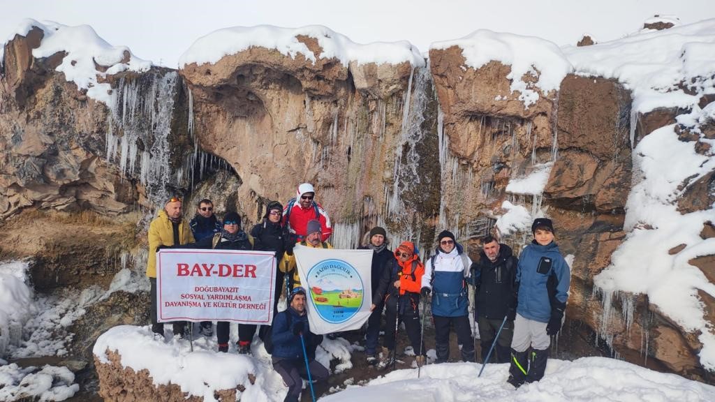 Küresel ısınmaya dikkat çekmek, için dondurucu soğukta kilometrelerce yürüdüler